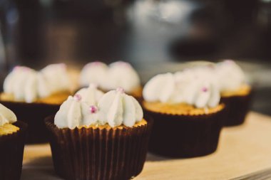 Taze kahve ve kekler