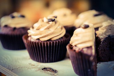 krema ile kesilmiş muffins