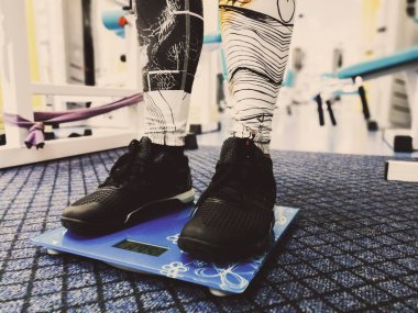 spor salonunda terazi üzerinde ayaklar