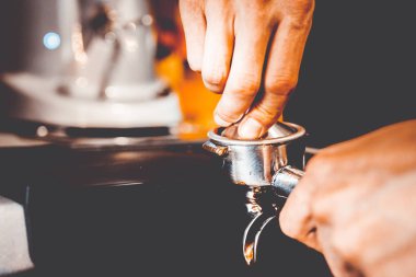 barmen bir kahve makinesi kahve hazırlar