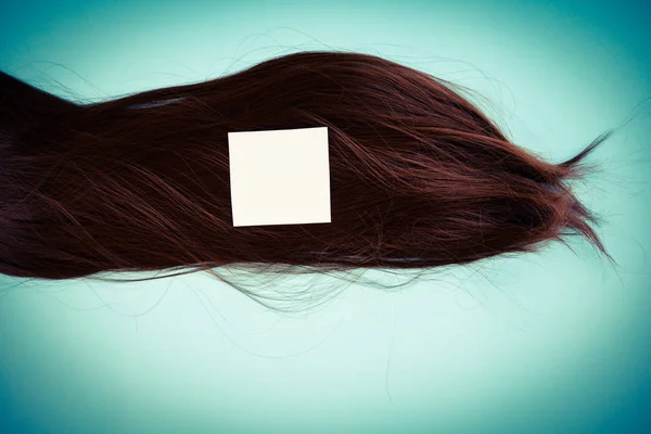 Conceito de cabeleireiro: cabelo falso e grampos de cabelo — Fotografia de Stock