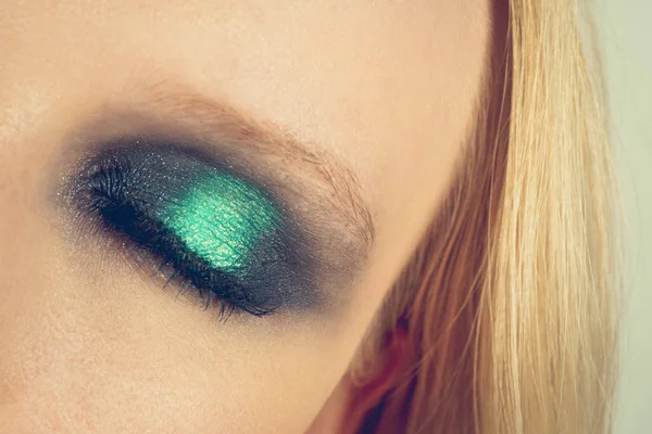 Trucco con ombre verdi — Foto Stock