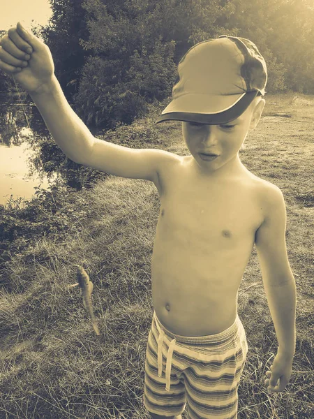 The boy is fishing — Stock Photo, Image