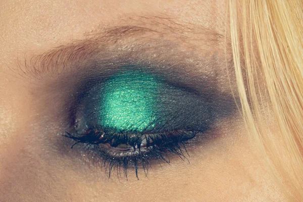 Maquillaje de ojos con sombras verdes —  Fotos de Stock