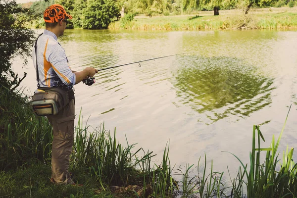 Il pescatore pesca sul lago — Foto Stock