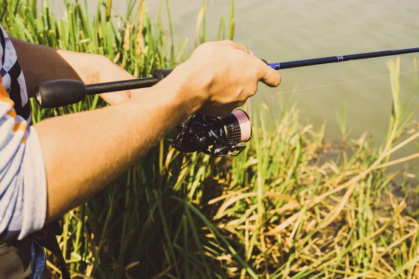 El pescador está pescando en el lago —  Fotos de Stock