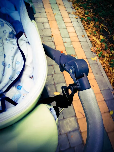 The edge of a stroller on a walk — Stock Photo, Image