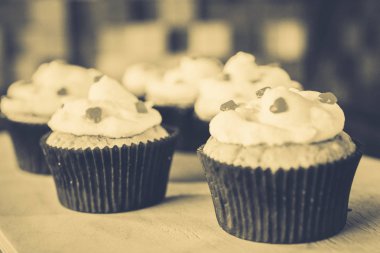 bir tepsi üzerinde pek çok güzel pastalar