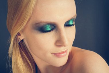 Makyaj yeşil gölgeler ile