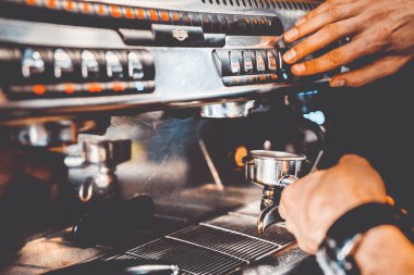 barmen bir kahve makinesi kahve hazırlar