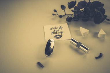 kavram: pembe bir arka plan ve orkide çiçek makyaj kozmetik