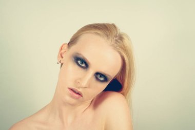 Makyaj yeşil gölgeler ile