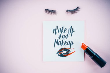 Pembe bir arka plan üzerinde çeşitli makyaj ürünleri