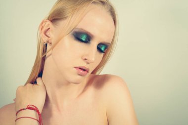 Makyaj yeşil gölgeler ile