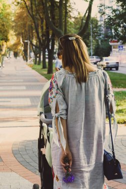 Anne üzerinde bir bebek arabası