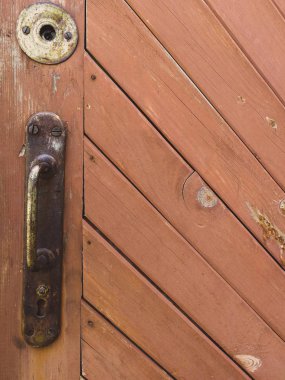 Kapı kolu ve eski kırmızı kapı kilidi