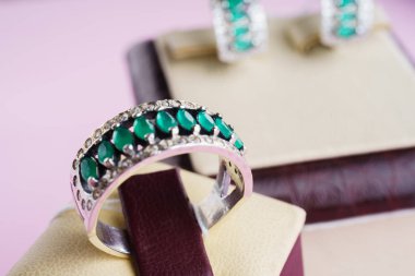 Güzel gümüş yüzük yakın