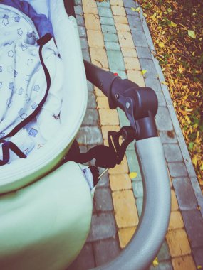 kenarına bir yolda bir bebek arabası