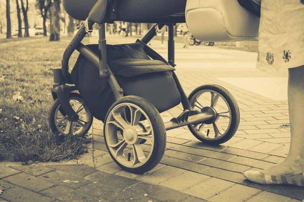 Мать за коляской — стоковое фото