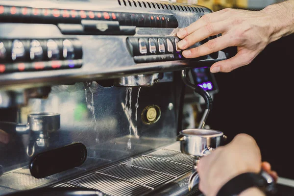 커피 자판기에서 커피를 준비 하는 바텐더 — 스톡 사진