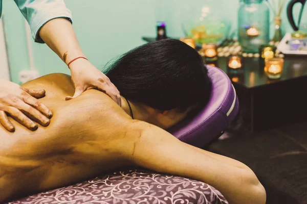 Massagebehandeling in de spa — Stockfoto