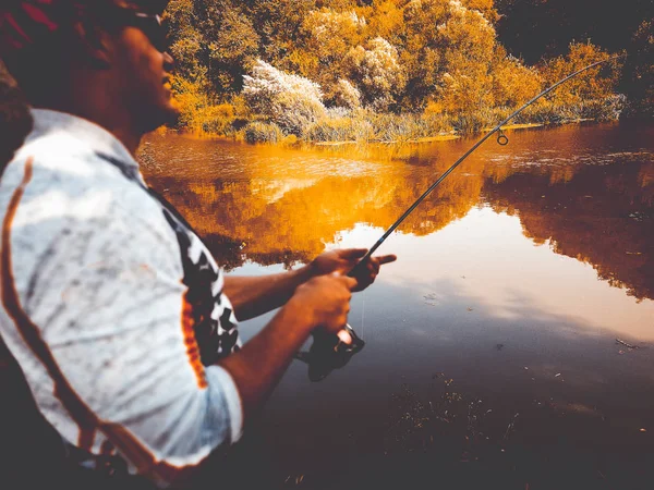 De visser is de visserij op het meer in de zomer — Stockfoto