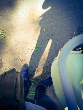 Çocuk arabası ve bacaklar