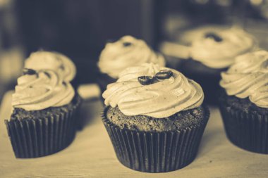 bir tepsi üzerinde pek çok güzel pastalar