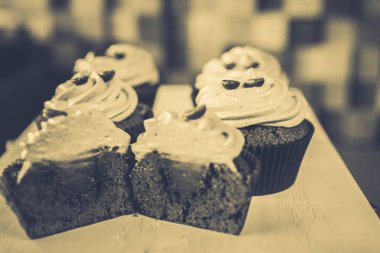 dolgu ve krema ile kesme pasta