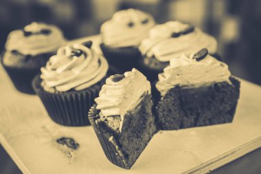 krema ile kesilmiş muffins