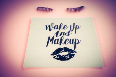 Pembe bir arka plan üzerinde çeşitli makyaj ürünleri