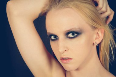 Makyaj yeşil gölgeler ile