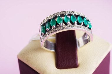 Güzel gümüş yüzük yakın