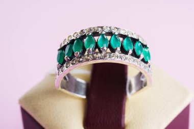 Güzel gümüş yüzük yakın