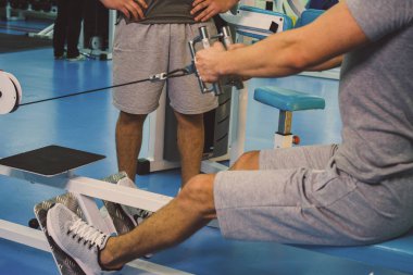 Spor salonunda vücut geliştirmeci