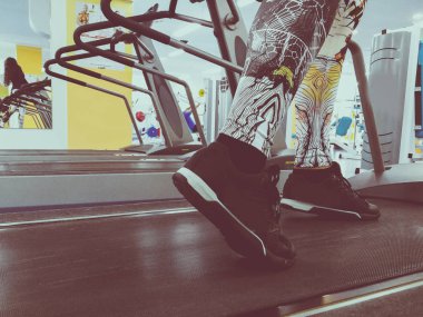 ayak koşu bandı üzerinde gitmek