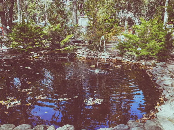 Dammen med en fontän — Stockfoto