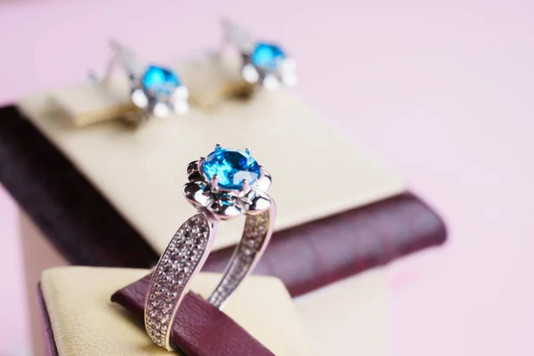 Hermoso anillo con piedras —  Fotos de Stock