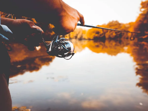 Giovanotto che pesca. bokeh, sfondo sfocato — Foto Stock