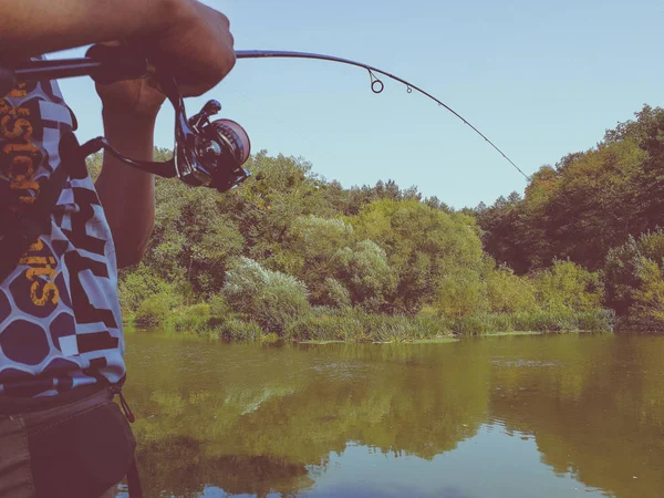 夏天渔夫在湖上钓鱼。 — 图库照片