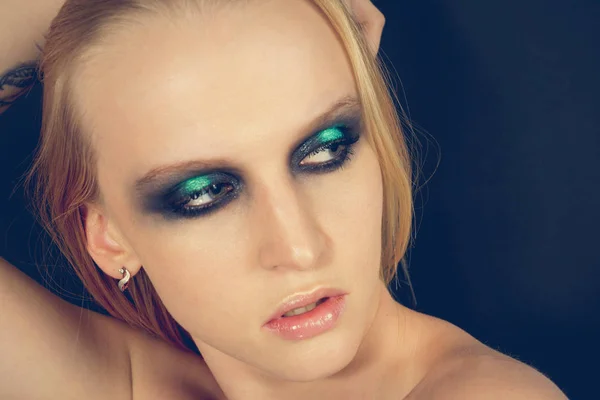 Makeup med gröna skuggor — Stockfoto