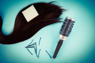 kuaför kavramı: yanlış saç ve saç tokaları