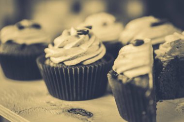 krema ile kesilmiş muffins