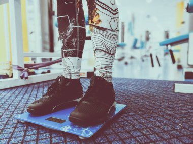 spor salonunda terazi üzerinde ayaklar