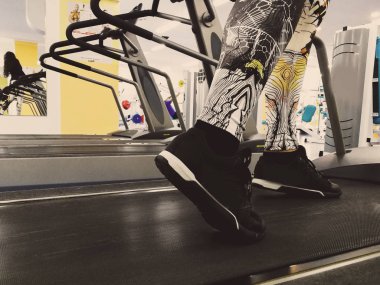 ayak koşu bandı üzerinde gitmek