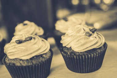 bir tepsi üzerinde pek çok güzel pastalar