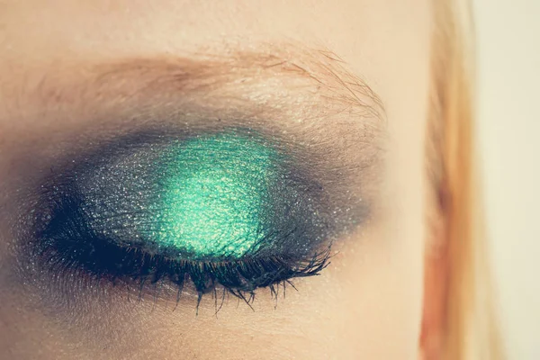 Maquillaje con sombras verdes — Foto de Stock