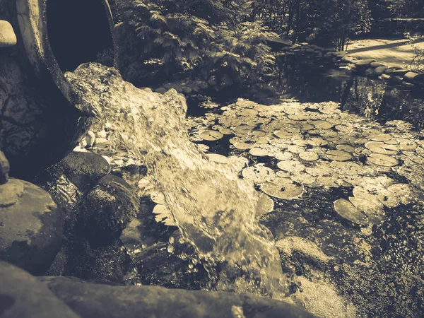 Wodospad ze starej wazonie — Zdjęcie stockowe