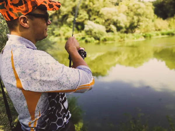 El pescador está pescando en el lago en verano —  Fotos de Stock