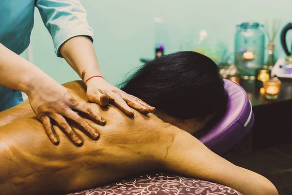 Massage-Behandlung im Wellnessbereich — Stockfoto